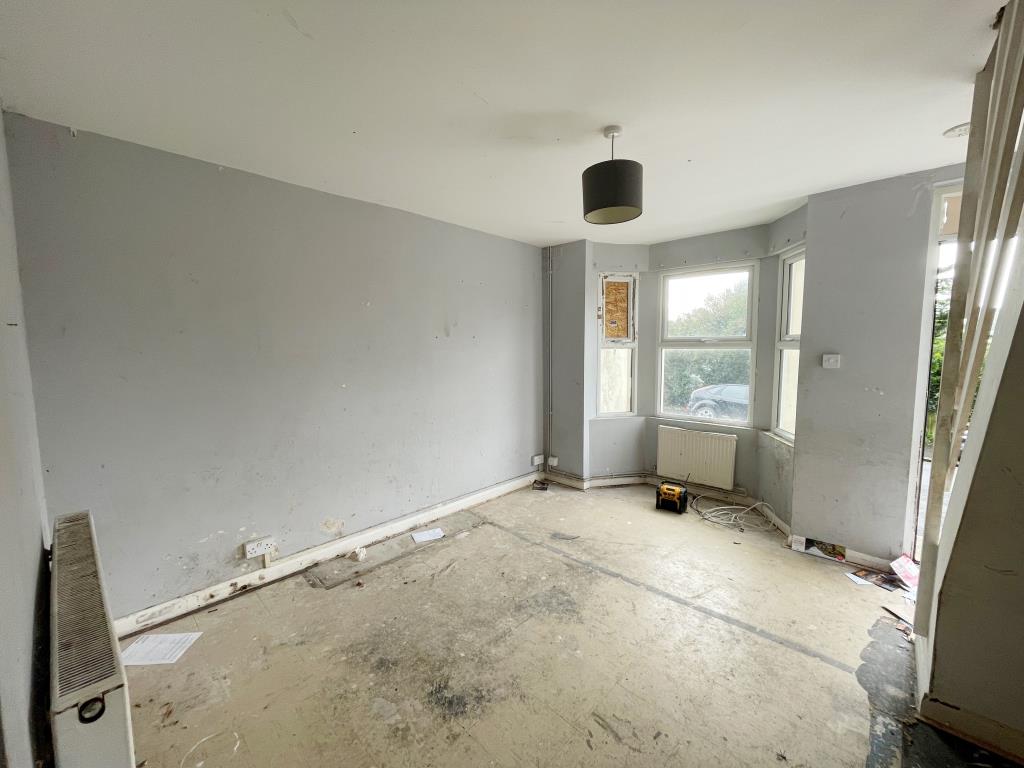 Lot: 34 - THREE-BEDROOM HOUSE FOR IMPROVEMENT - Living room with bay window